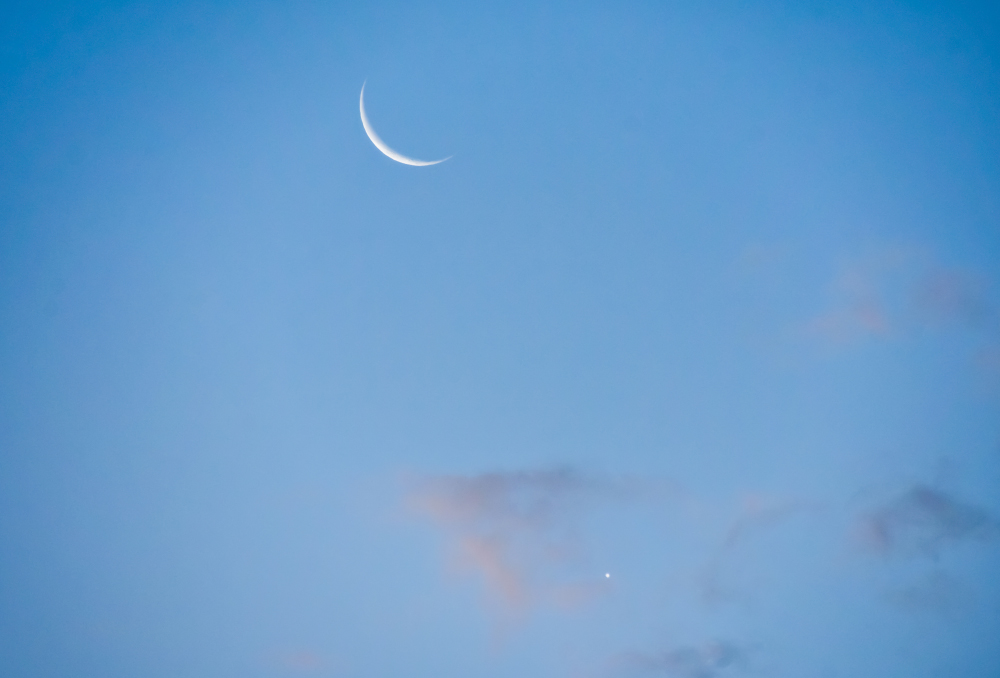 Osservazione diurna. Luna e Venere al mattino del 26 giugno 2022 ore 05:40 Palermo, Sicilia Nikon D7500 f/5 1/15s ISO 800 obiettivo 70-300 mm treppiedi Manfrotto di Teresa Molinaro