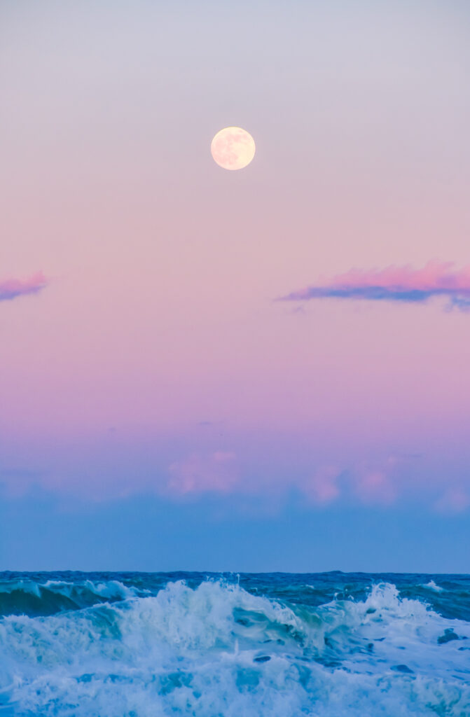 Osservazione Diurna Luna piena
che sorge sul mare
tra i colori dell'ombra
della Terra e la
Cintura di Venere.
Credito Teresa
Molinaro.
