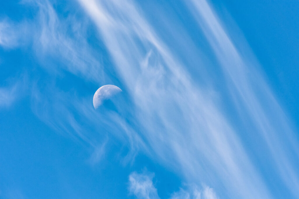 Osservazione Diurna. Luna calante di mezzogiorno 18 settembre 2022 ore 12:00 Bagheria, Sicilia Nikon
D7500 f/14 1/320s ISO 200 obiettivo 70-300 mm scatto a mano libera. Credito: Teresa Molinaro