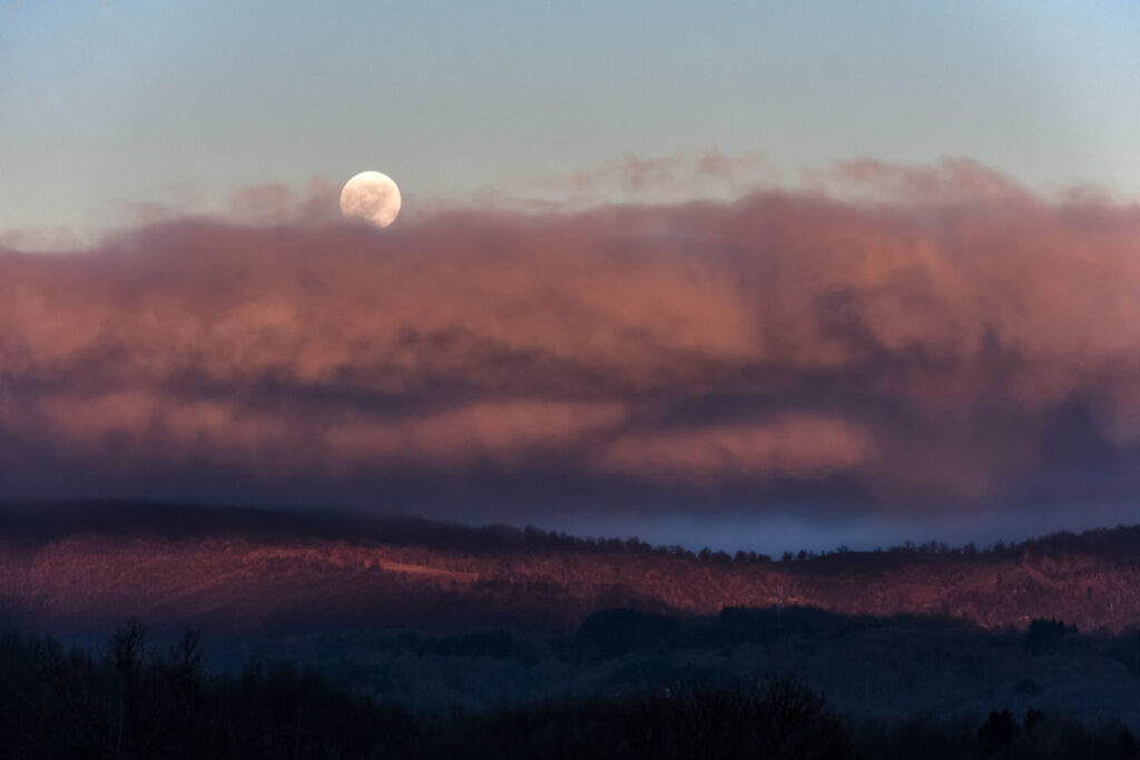 Osservazione Diurna. Luna piena che sorge tra le nuvole rosa 26 dicembre 2023 ore 16:30 Sila piccola, Calabria Nikon D7500
f /9 1/320s ISO 200 obiettivo 70-300 mm treppiedi Manfrotto. Credito Teresa Molinaro