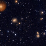 La galassia a spirale ESO510-G13 vista dal telescopio VST. L’immagine VST ne evidenzia la struttura, simile ad una “S”, che attraversa la protuberanza centrale (bulge), oltre ad un esteso alone stellare diffuso. Crediti: M. Spavone (INAF/VST), R. Calvi (INAF/VST).