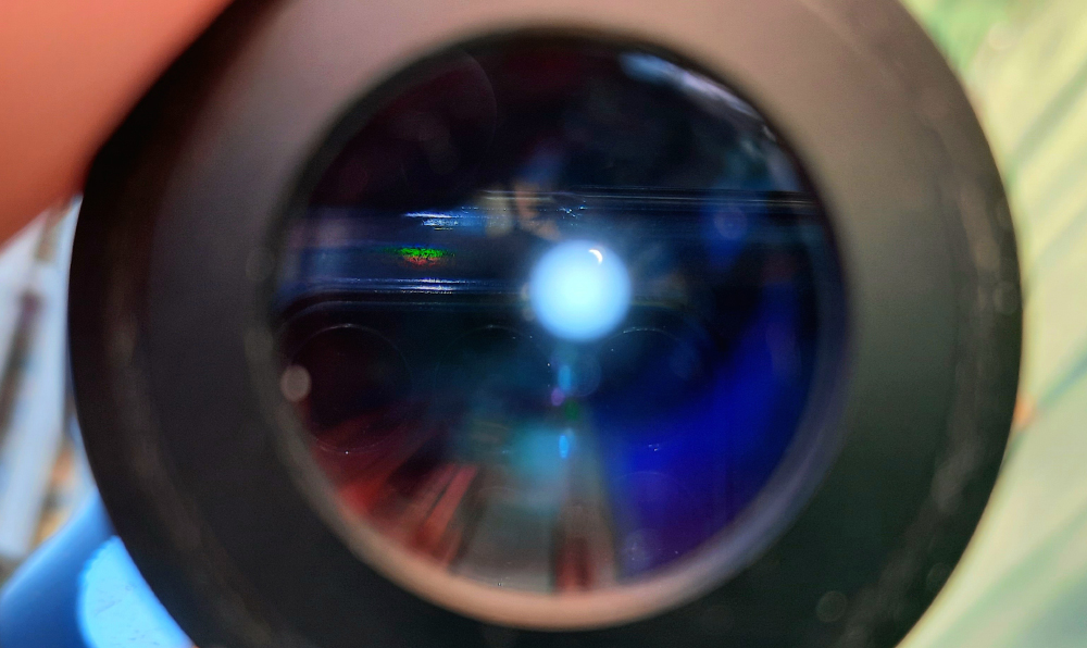 Osservazione Diurna Figura 3: Venere in falce attraverso l&rsquo;oculare di giorno. A51 ISO40 1/50s. Roma, 30 novembre 2021, 13:40 UT. Singolo scatto. Credito: Paolo Palma