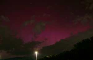 Cielo dipinto di rosso sopra al Monte Grappa, ripreso tra le luci di Romano d’Ezzelino alle 22.30UTC del 10 Maggio 2024 con la Canon EOS modificata e obiettivo Canon 18-70mm impostato a 40mm f/3.8 (2s di posa).