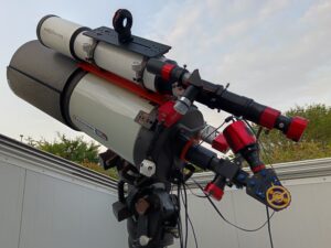 Configurazione con spettroscopio montato al fuoco diretto del C11HD, con camera guida ASI432MM, camera di ripresa ASI2600MM, fenditura da 19micron e reticolo da 2400linee/mm. Sul rifrattore 115/800 è montato il Quark Prominence per le riprese della cromosfera con la ASI183MM