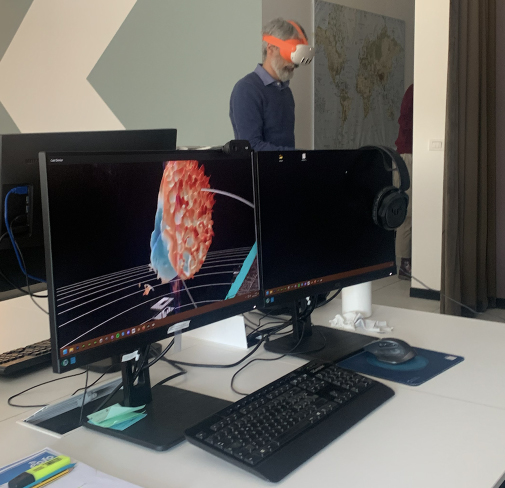 a man wearing a mask and standing in front of two monitors Realt&agrave; Virtuale per l'astrofisica