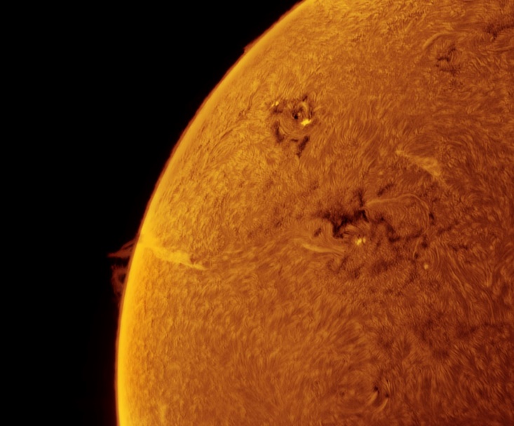 Macchie solari e protuberanze, fenomeni sulla
superficie del Sole ripresi col telescopio solare
dell’Osservatorio Astronomico dell’Università di
Siena (Claudio Vallerani)