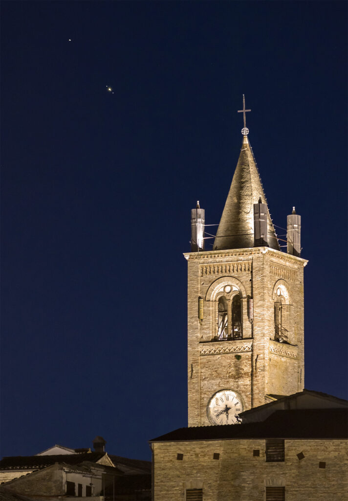 Giove e i suoi satelliti nei pressi del campanile, focale 200mm