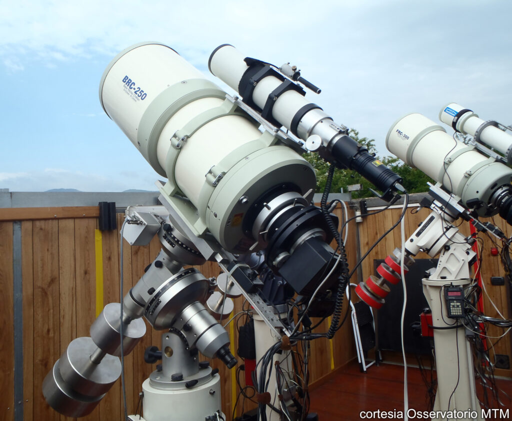 Un complesso sistema di ripresa professionale, possiamo distinguere potenti telescopi di ripresa, sensori CCD raffreddati corredati di ruote portafiltri, camere autoguida montate sull'ottica guida sopra al telescopio principale.