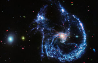 JWST ARP 107 nuova occhiata alle collisioni galattiche Arp 107 catturata dalla telecamera MIRI del JWST. Credit: NASA, ESA, CSA, STScI