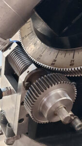 Corona dentata e vite senza fine: un dettaglio dell'accoppiamento corona dentata-vite senza fine in una pesante montatura autocostruita dall'autore.