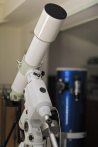 Una robusta montatura pu&ograve; facilmente soddisfare le esigenze di inseguimento durante un uso visuale. Nel momento in cui vogliamo eseguire fotografie a lunga esposizione per&ograve; la precisione non sar&agrave; pi&ugrave; sufficiente.