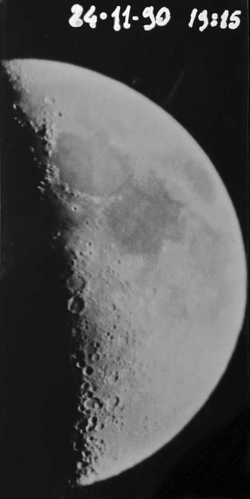 Figura 01: una primordiale immagine lunare da me ottenuta nel 1990 con una reflex a pellicola attraverso un rifrattore autocostruito da 67mm di diametro e focale 600mm 