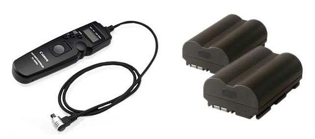 Figura 03: accessori praticamente indispensabili nella fotografia notturna: un timer per programmare la lunghezza delle esposizioni e batterie di ricambio