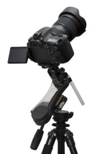Figura 04: una reflex digitale montata su un astroinseguitore &ldquo;Minitrack&rdquo; ed un cavalletto fotografico. Un setup molto leggero ma che permette gi&agrave; di ottenere ottimi risultati