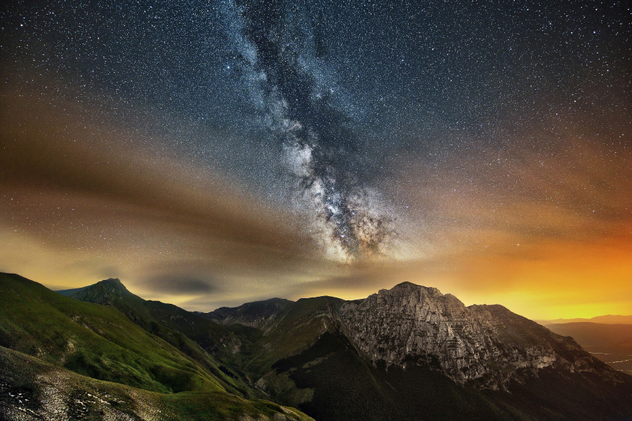 Figura 06: la Via Lattea &egrave; un elemento che si presta molto ad essere inserito nella composizione di un&rsquo;immagine astro-paesaggistica. In questo caso punta proprio sul Monte Bove (Sibillini, MC) mentre un contorno di veli nuvolosi incorniciano il tutto