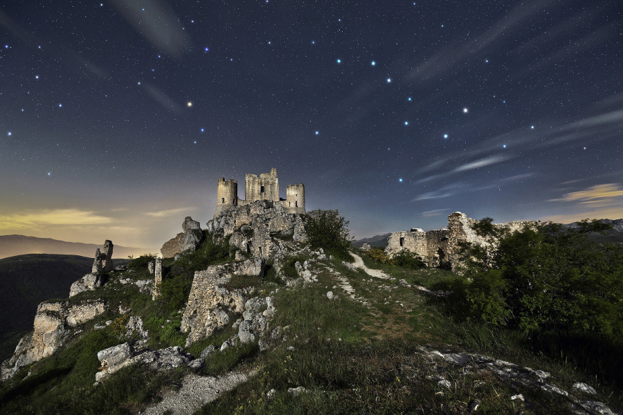 Figura 07: a Rocca Calascio (AQ) il castello &egrave; in una posizione particolare che non permette un&rsquo;inquadratura classica verso sud. Giunto sul posto ho cos&igrave; deciso di includere nell&rsquo;immagine le caratteristiche stelle del Grande Carro