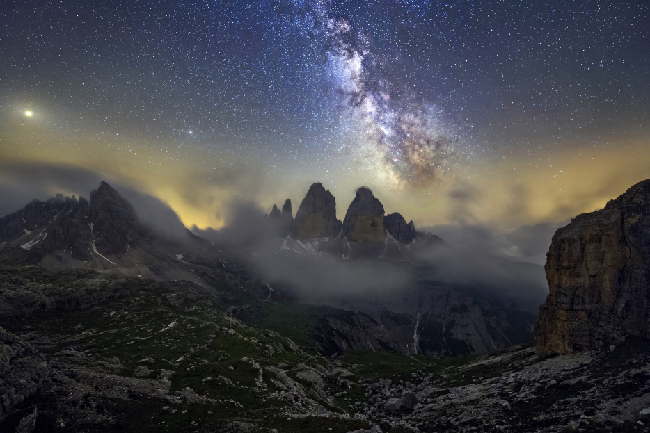 Figura 08: le Tre cime di Lavaredo sono state fotografate in moltissimi modi. In questa immagine ho cercato di enfatizzare la loro posizione isolata grazie alla vallata da cui emergono, ancor meglio evidenziata dalle nubi che quella notte le avvolgevano