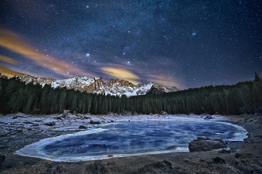 Figura 10: sempre in inverno, pu&ograve; capitare che le acque del lago di Carezza si ghiaccino completamente: perch&eacute; non immortalare questo momento sotto la cornice del cielo invernale?