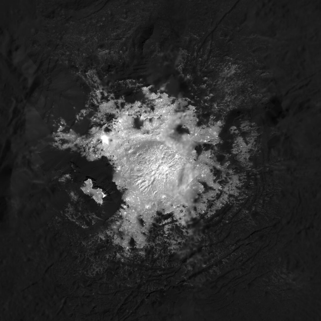 Figura 2:Scatto ravvicinato di Cerealia Facula, all&rsquo;interno del cratere Occator di Cerere. Le fratture radiali del duomo centrale sarebbero un&rsquo;ulteriore conferma che il materiale bianco &egrave; risalito dall&rsquo;interno rigonfiando la crosta (vedi Schenk et al., 2019). Crediti: NASA/JPL-Caltech/UCLA/MPS/DLR/IDA/PSI.