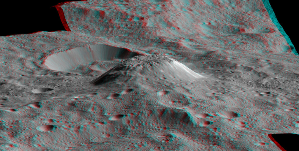 Figura 3: Anaglifo di Ahuna Mons su Cerere che si estende per 20 km in diametro e dai 4 ai 5 km di altezza, preferibilmente da osservare con occhialini rossi e blu per la visione stereoscopica. Crediti: NASA/JPL-Caltech/UCLA/MPS/DLR/IDA/PSI.