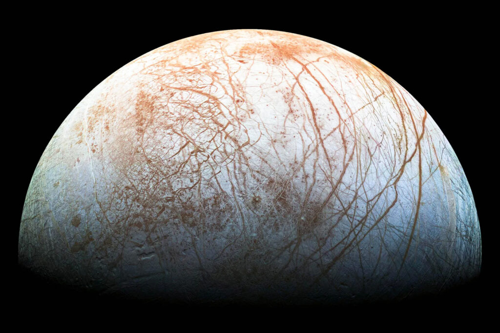 Figura 4..Immagine del satellite Galileiano ghiacciato Europa, scattata dalla sonda NASA Galileo. Crediti: NASA/JPL.
