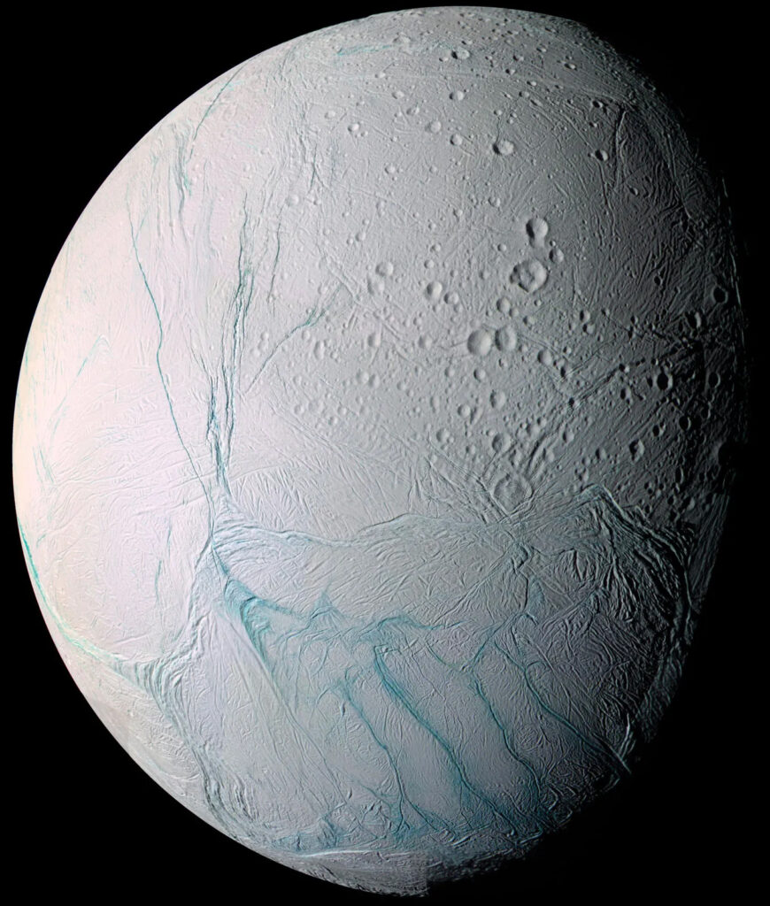 Figura 7. Encelado a colori, fotografato dalla camera della sonda NASA/ESA/ASI Cassini nel luglio 2005. In questa immagine, si nota la dicotomia tra l&rsquo;emisfero nord, intensamente craterizzato e l&rsquo;emisfero sud, con le freschissime &ldquo;tiger stripes&rdquo;, lineamenti blu dai quali &egrave; stata osservata l&rsquo;emissione di geyser. Crediti: NASA/JPL/Space Science Institute.