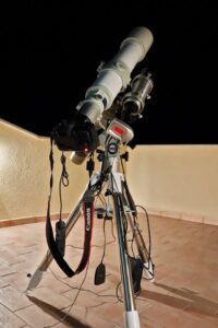 Un'altra configurazione molto frequente, in questo caso un telescopio dalla focale gi&agrave; interessante (800mm) &egrave; abbinato ad un piccolo rifrattore con telecamera autoguida stand-alone.