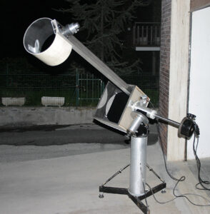 Il Newton da 36 cm F5 con la sua prima intubazione in materiali misti, legno e alluminio, su montatura equatoriale auto costruita