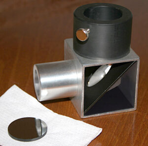 Oltre a telescopi e montature, tra gli accessori autocostruiti dall'autore c'&egrave; anche un prisma di Herschel con filtro secondario ottenuto da un vetrino da saldatura