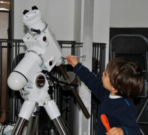 Tecnico specializzato all&rsquo;opera su potente montatura