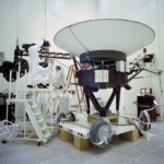 Gli ingegneri lavorano sulla Voyager 2 della NASA al JPL nel marzo 1977, prima del lancio della navicella spaziale di agosto. La sonda trasporta 10 strumenti scientifici, alcuni dei quali sono stati spenti nel corso degli anni per risparmiare energia. Credito: NASA