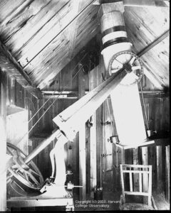 2)	Il Bache Doublet Telescope, un rifrattore da 8 pollici (200mm) con il quale Williamina ottenne la scoperta della SN1895B e della Nebulosa Testa di Cavallo.