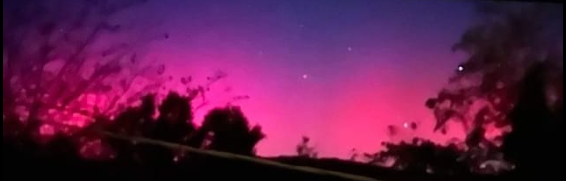 Fig.2 - 5 Novembre 2023: aurora boreale fotografata da Gloria Berellini in localit&agrave; Ponte Grande di Assisi a poca distanza dell&rsquo;Osservatorio Astronomico