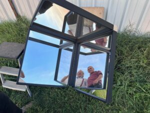 Gli autori riflessi dal retroriflettore costruito per l&rsquo;occasione. Con i suoi 60cm di lato &egrave; facilmente visibile di giorno da una decina di kilometri quando si consegue il dovuto allineamento con la nostra stella.