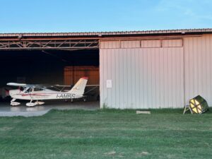 L&rsquo;aereo utilizzato &egrave; un P92 Eaglet &ldquo;Experimental&rdquo; con peso al decollo di 630kg con permesso di volo rilasciato dall&rsquo;ENAC.