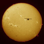 Figg. 7 e copertina articolo: Scatti ottenuti il 20 agosto del 2024 eseguiti con montatura Skywatcher EQ5 SynScan ad inseguimento motorizzato, al fuoco di Telescopio solare Lunt LS60T (D=60 mm, F. 500 mm.) con filtro di bloccaggio B1200 in Halfa, camera di acquisizione ASI 178 MM (monocromatica risoluzione 3096x2080 pixel pari a 6,4 MP), elaborata con AutoStakkert 2.6.8 e Photoshop CS6 (64bit). Al momento dello scatto l’evelazione del Sole era di circa 4 gradi sopra l’orizzonte teorico.