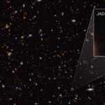 JADES-GS-z14-0 (mostrata nell'estrazione), è stata determinata a un redshift di 14,32 (+0,08/-0,20), il che la rende l'attuale detentrice del record per la galassia più distante conosciuta. Ciò corrisponde a un periodo inferiore a 300 milioni di anni dopo il big bang. Credito: NASA, ESA, CSA, STScI, B. Robertson (UC Santa Cruz), B. Johnson (CfA), S. Tacchella (Cambridge), P. Cargile (CfA).