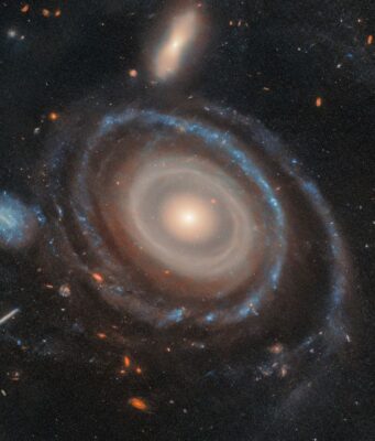 Hubble Indaga LEDA 1313424 con Nove Anelli: Un Colpo Diretto nel Cuore di un Bersaglio