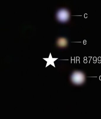 Il telescopio JWST rileva anidride carbonica nei giovani esopianeti giganti del sistema HR 8799