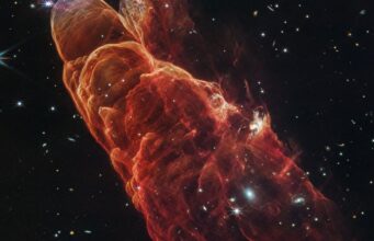 JWST: Un tornado cosmico diretto verso una Galassia distante