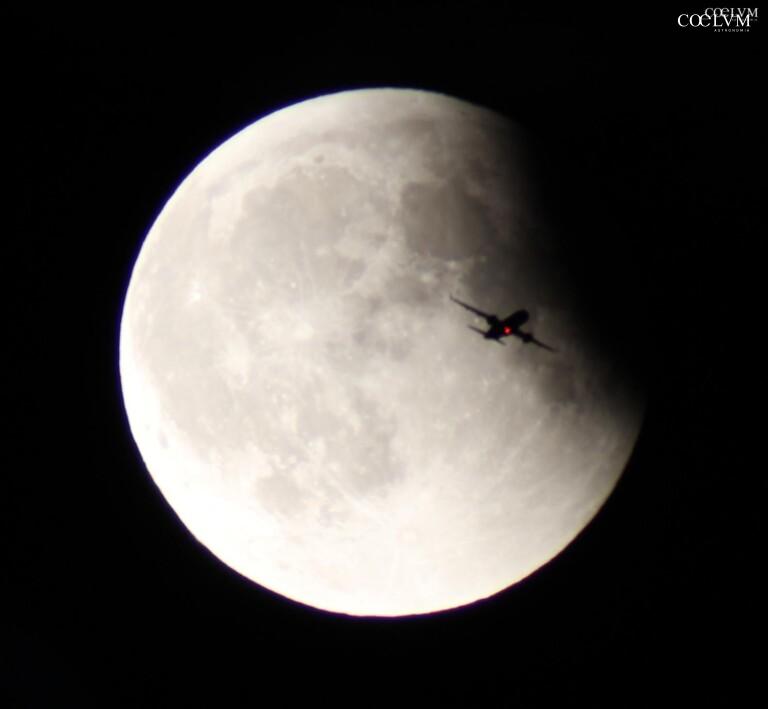 Eclisse lunare con aeroplano su disco lunare