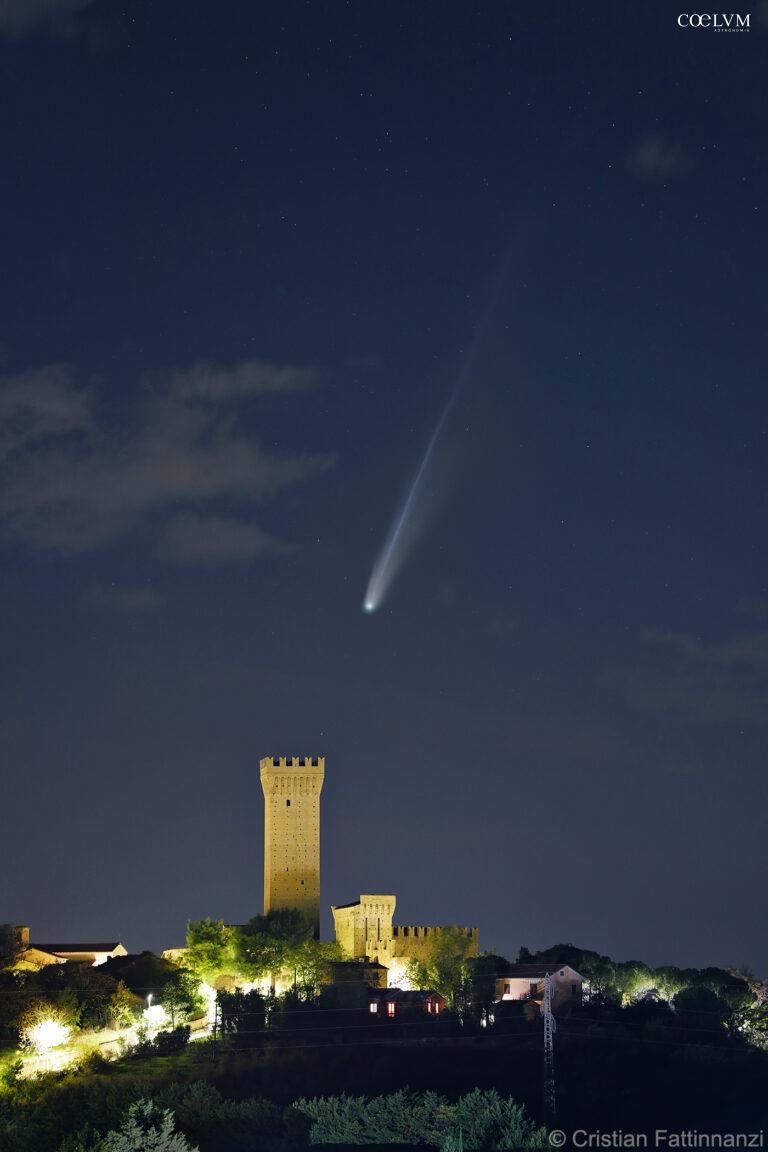 Cometa Lemmon sul castello di Montefiore (MC)