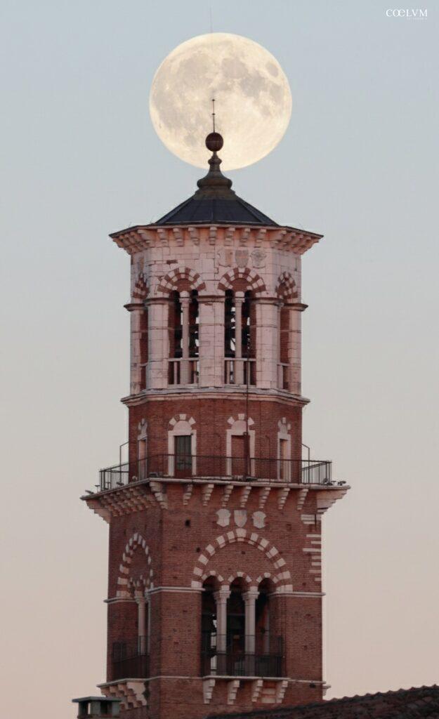 Luna su Torre dei Lamberti