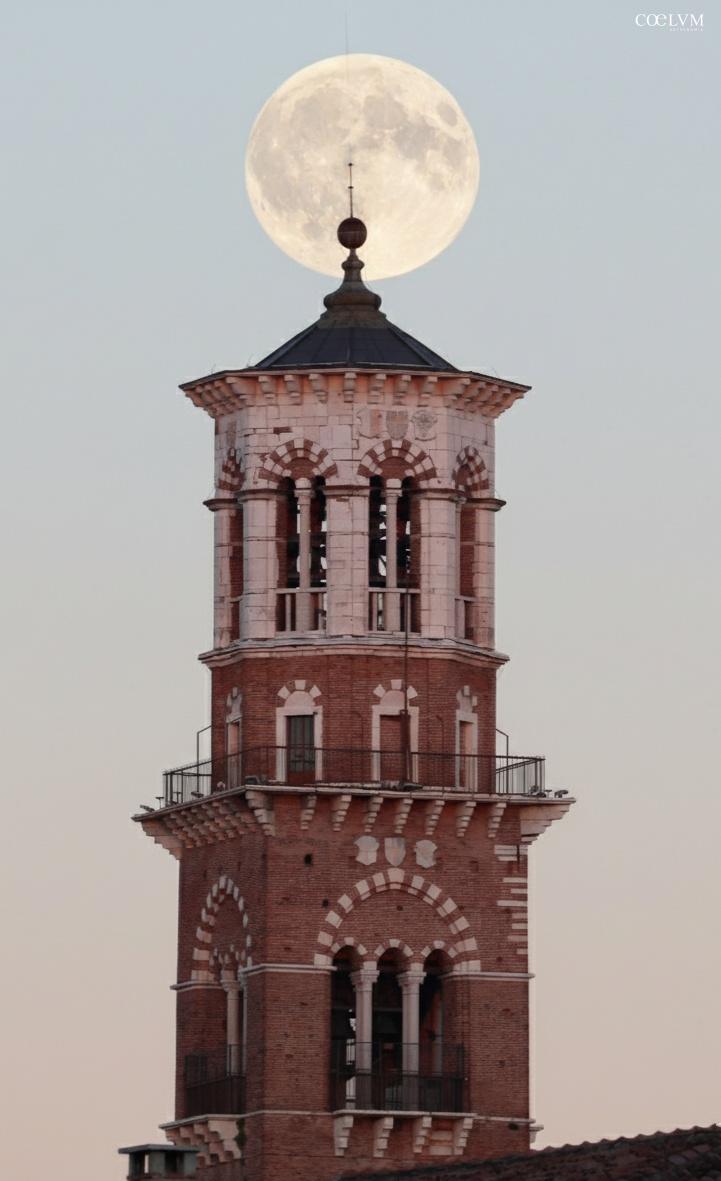 Luna su Torre dei Lamberti