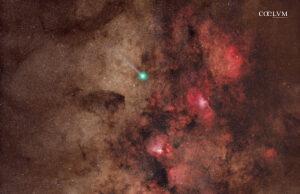 La cometa SWAN e le nebulose Aquila e Omega