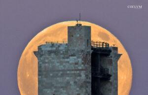 La super Luna piena dietro la Torre di San Pancrazio