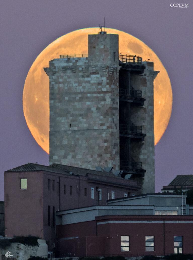 La super Luna piena dietro la Torre di San Pancrazio