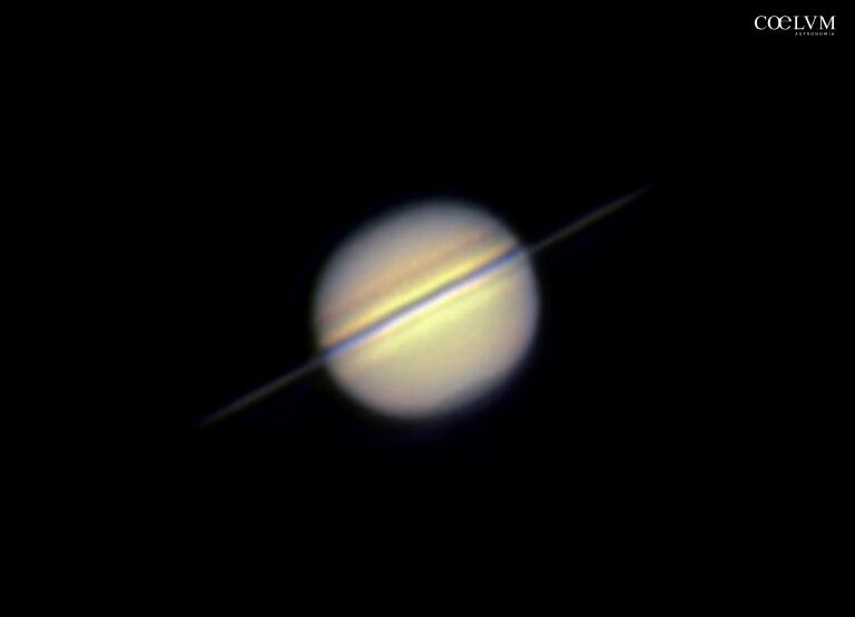 Saturno con gli anelli quasi invisibili