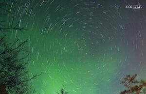 Aurora boreale sulla cascata Islandese di Systrafoss
