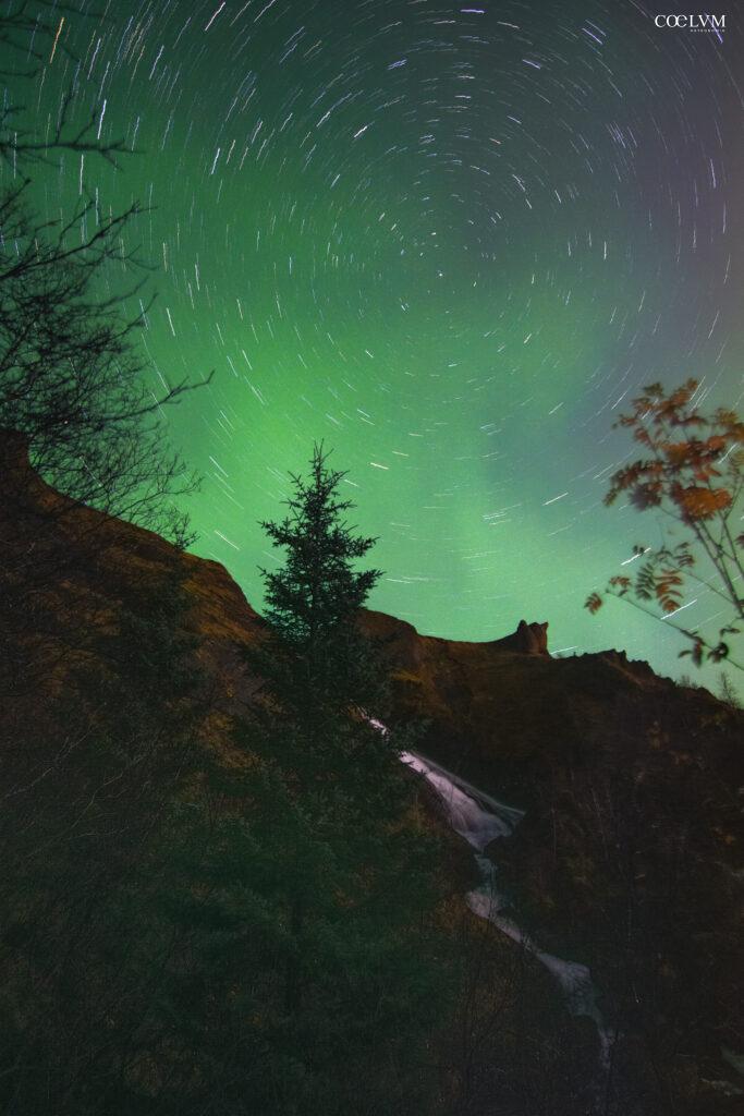 Aurora boreale sulla cascata Islandese di Systrafoss